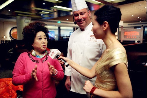 王阿姨现身说法 "没有老花眼,老年生活更精彩"