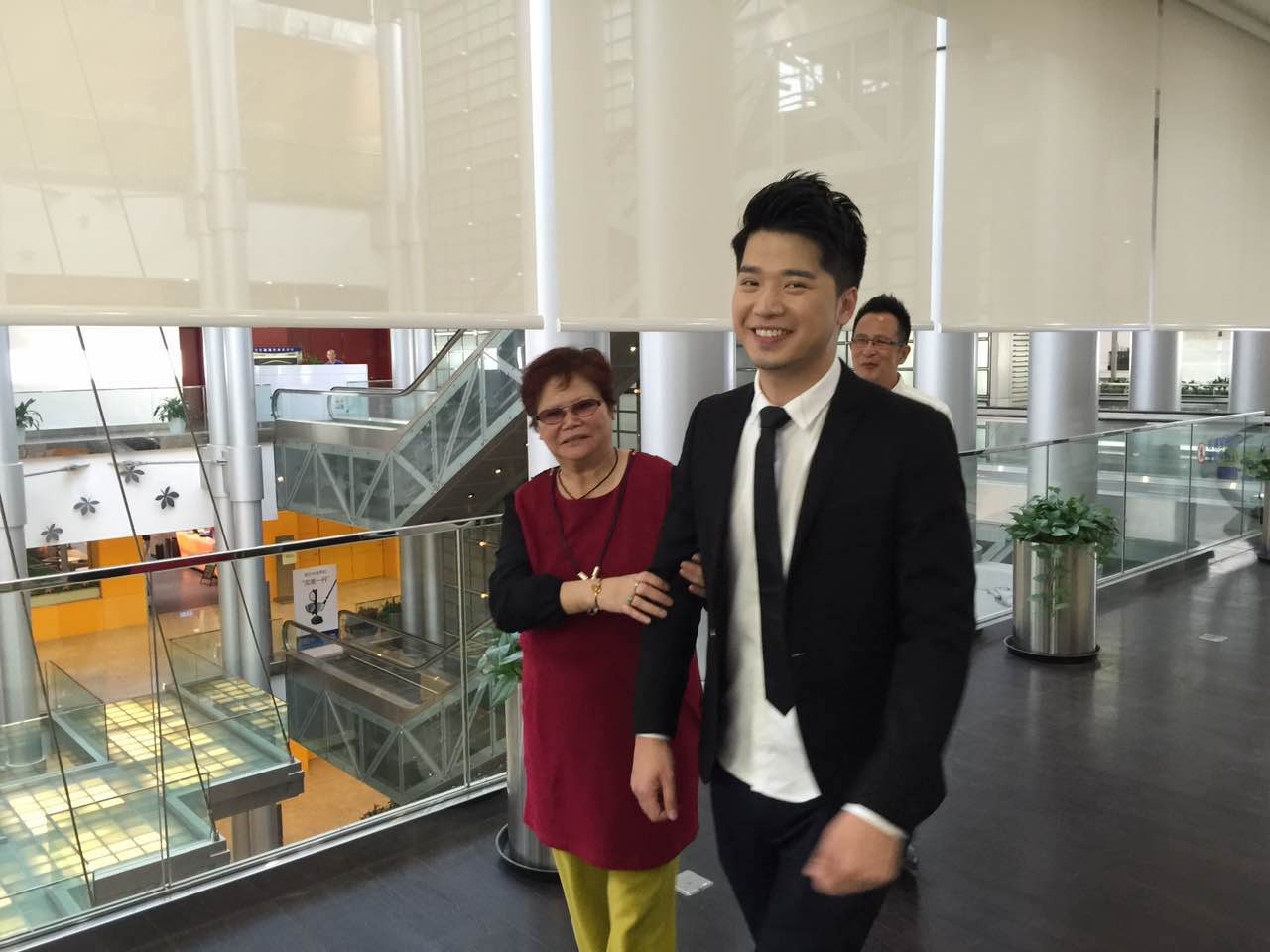 宋晓波携母前往德视佳眼科做白内障手术