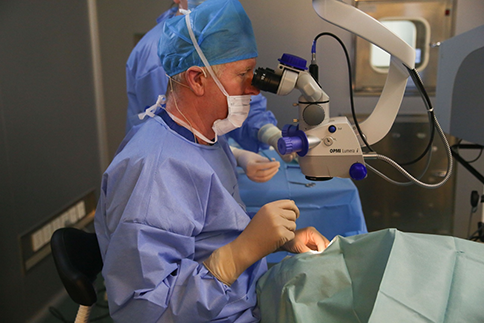 2015年北京德视佳眼科诊所，约根森博士为患者实施三焦点人工晶体置换手术
