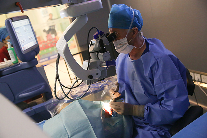 2015年，约根森博士在德视佳北京诊所直播国内首台老花眼手术