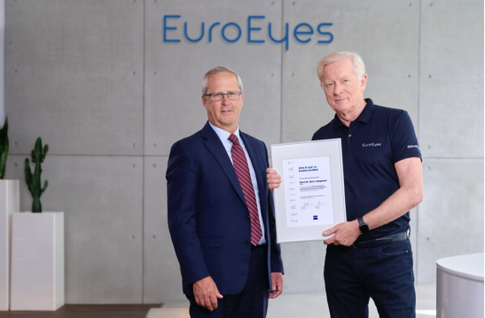 蔡司集团又为德视佳眼科颁发了2021年度“三焦晶体手术桂冠诊所”的荣誉认证